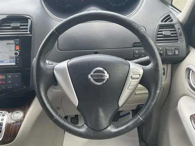 日産 セレナ 20G アドバンスドセーフティ 岩手県 2014(平26)年 9.7万km ブリリアントシルバー (株)IDOMが運営する【じしゃロン盛岡店】の自社ローン専用車両になりますこちらは現金またはオートローンご利用時の価格です。自社ローンご希望の方は別途その旨お申付け下さい/純正メモリナビ/AM/FM/CD/DVD/SD/AUX/BT/フルセグTV/全周囲バックカメラ/ETC/エマージェンシーB/レーンキープアシスト/前後コーナーセンサー/両側PWスライドドア/クルーズコントロール/プッシュスタート/スマートキー/スペアキーあり/純正フロアマット/ドアバイザー/レザーシート（ベージュ）