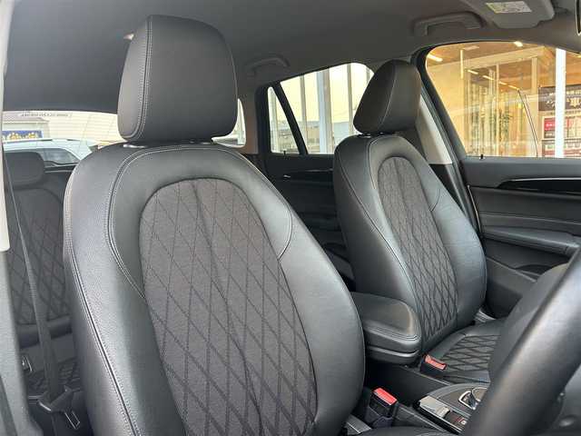 ＢＭＷ Ｘ１ xDrive 18d xライン 福岡県 2017(平29)年 6.4万km アルピンホワイトⅢ インテリジェントセーフティ/ハーフレザーシート/シートヒーター/純正ナビ　/バックカメラ/Bluetooth/パワーバックドア/オートライト　/フロントフォグランプ/リアフォグランプ　/ステアリングスイッチ/社外レーダー探知機　/純正１８インチアルミホイール/ミラー一体型ETC