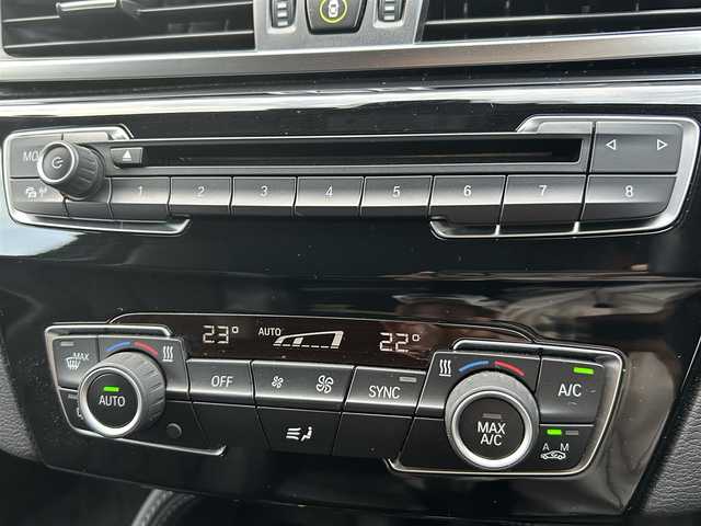 ＢＭＷ Ｘ１ xDrive 18d xライン 福岡県 2017(平29)年 6.4万km アルピンホワイトⅢ インテリジェントセーフティ/ハーフレザーシート/シートヒーター/純正ナビ　/バックカメラ/Bluetooth/パワーバックドア/オートライト　/フロントフォグランプ/リアフォグランプ　/ステアリングスイッチ/社外レーダー探知機　/純正１８インチアルミホイール/ミラー一体型ETC