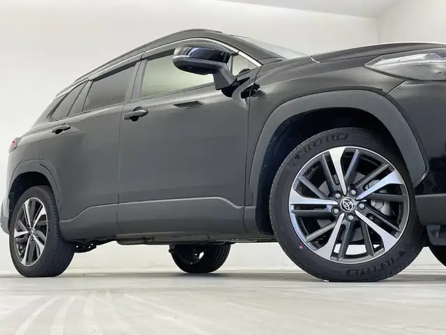 トヨタ カローラ クロス ハイブリッド Z 新潟県 2022(令4)年 1.2万km アティチュードブラックマイカ 9インチディスプレイオーディオ/ナビキット/(FM.AM.miracast.Bluetooth)/トヨタセーフティセンス/・レーンキープアシスト/・レーダークルーズコントロール/・プリクラッシュセーフティ/・オートマチックハイビーム/ブラインドスポットモニター/革巻きステアリング/LEDオートライト/フォグランプ/ハーフレザーシート/前席シートヒーター/パワーバックドア/プッシュスタート/スマートキー/純正フロアマット