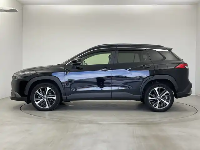 トヨタ カローラ クロス ハイブリッド Z 新潟県 2022(令4)年 1.2万km アティチュードブラックマイカ 9インチディスプレイオーディオ/ナビキット/(FM.AM.miracast.Bluetooth)/トヨタセーフティセンス/・レーンキープアシスト/・レーダークルーズコントロール/・プリクラッシュセーフティ/・オートマチックハイビーム/ブラインドスポットモニター/革巻きステアリング/LEDオートライト/フォグランプ/ハーフレザーシート/前席シートヒーター/パワーバックドア/プッシュスタート/スマートキー/純正フロアマット
