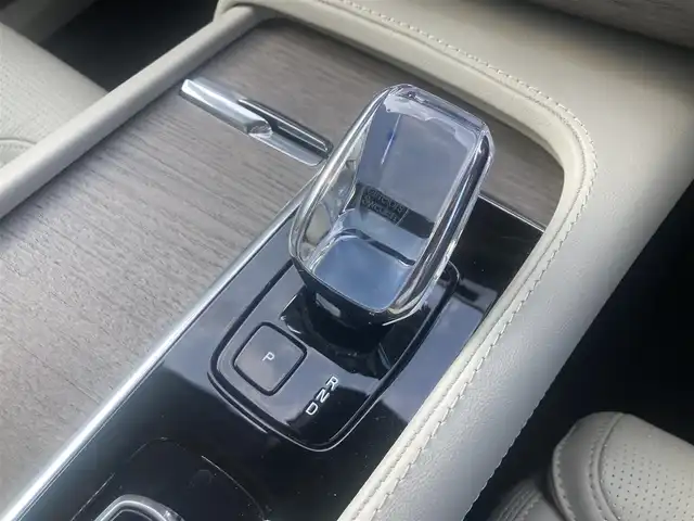 ボルボ ボルボ ＸＣ９０ アルティメットB6 AWD 熊本県 2023(令5)年 1.3万km オニキスブラックP ・スマートキー/・プッシュスタート/・パノラマサンルーフ/・Pilot Assist/・レーンキープエイド/・前車発進通知/・ロードサインフォメーション/・衝突回避/・パークアシスト/・ブラインドスポットモニター/・ドライバーアラート/・クロストラフィックアラート/・レーンアシスト/・オートハイビーム/・クルーズコントロール(追従式)/・グレー革シート/・前席パワーシート/・前席エアシート /・４席シートヒーター /・純正メモリナビ/　【Bluetooth・USB・AppleCarPlay・AndroidAuto】/・harman/kardonサウンドシステム/・全方位カメラ/・ETC/・ワイヤレス充電/・パワーバックドア/・LEDヘッドランプ/・LEDフォグランプ/・純正マット/・保証書/取説