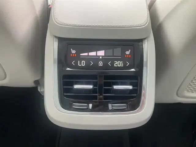 ボルボ ボルボ ＸＣ９０ アルティメットB6 AWD 熊本県 2023(令5)年 1.3万km オニキスブラックP ・スマートキー/・プッシュスタート/・パノラマサンルーフ/・Pilot Assist/・レーンキープエイド/・前車発進通知/・ロードサインフォメーション/・衝突回避/・パークアシスト/・ブラインドスポットモニター/・ドライバーアラート/・クロストラフィックアラート/・レーンアシスト/・オートハイビーム/・クルーズコントロール(追従式)/・グレー革シート/・前席パワーシート/・前席エアシート /・４席シートヒーター /・純正メモリナビ/　【Bluetooth・USB・AppleCarPlay・AndroidAuto】/・harman/kardonサウンドシステム/・全方位カメラ/・ETC/・ワイヤレス充電/・パワーバックドア/・LEDヘッドランプ/・LEDフォグランプ/・純正マット/・保証書/取説