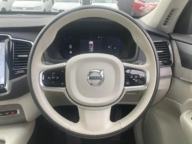 ボルボ ボルボ ＸＣ９０ アルティメットB6 AWD 熊本県 2023(令5)年 1.3万km オニキスブラックP ・スマートキー/・プッシュスタート/・パノラマサンルーフ/・Pilot Assist/・レーンキープエイド/・前車発進通知/・ロードサインフォメーション/・衝突回避/・パークアシスト/・ブラインドスポットモニター/・ドライバーアラート/・クロストラフィックアラート/・レーンアシスト/・オートハイビーム/・クルーズコントロール(追従式)/・グレー革シート/・前席パワーシート/・前席エアシート /・４席シートヒーター /・純正メモリナビ/　【Bluetooth・USB・AppleCarPlay・AndroidAuto】/・harman/kardonサウンドシステム/・全方位カメラ/・ETC/・ワイヤレス充電/・パワーバックドア/・LEDヘッドランプ/・LEDフォグランプ/・純正マット/・保証書/取説