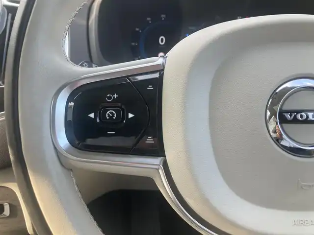 ボルボ ボルボ ＸＣ９０ アルティメットB6 AWD 熊本県 2023(令5)年 1.3万km オニキスブラックP ・スマートキー/・プッシュスタート/・パノラマサンルーフ/・Pilot Assist/・レーンキープエイド/・前車発進通知/・ロードサインフォメーション/・衝突回避/・パークアシスト/・ブラインドスポットモニター/・ドライバーアラート/・クロストラフィックアラート/・レーンアシスト/・オートハイビーム/・クルーズコントロール(追従式)/・グレー革シート/・前席パワーシート/・前席エアシート /・４席シートヒーター /・純正メモリナビ/　【Bluetooth・USB・AppleCarPlay・AndroidAuto】/・harman/kardonサウンドシステム/・全方位カメラ/・ETC/・ワイヤレス充電/・パワーバックドア/・LEDヘッドランプ/・LEDフォグランプ/・純正マット/・保証書/取説