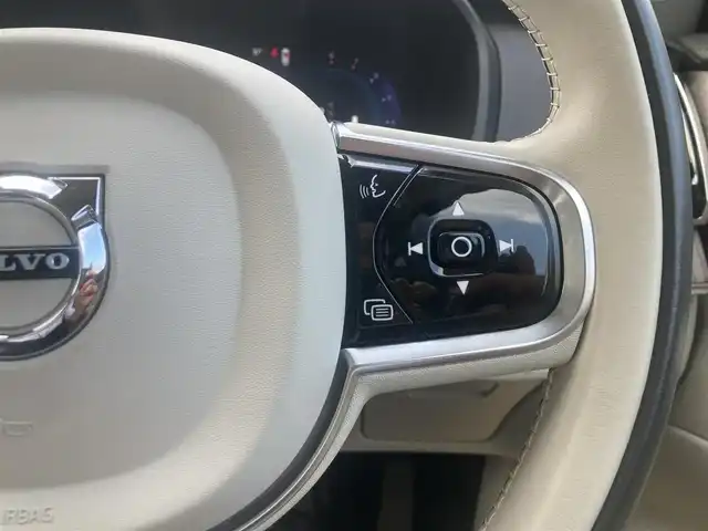 ボルボ ボルボ ＸＣ９０ アルティメットB6 AWD 熊本県 2023(令5)年 1.3万km オニキスブラックP ・スマートキー/・プッシュスタート/・パノラマサンルーフ/・Pilot Assist/・レーンキープエイド/・前車発進通知/・ロードサインフォメーション/・衝突回避/・パークアシスト/・ブラインドスポットモニター/・ドライバーアラート/・クロストラフィックアラート/・レーンアシスト/・オートハイビーム/・クルーズコントロール(追従式)/・グレー革シート/・前席パワーシート/・前席エアシート /・４席シートヒーター /・純正メモリナビ/　【Bluetooth・USB・AppleCarPlay・AndroidAuto】/・harman/kardonサウンドシステム/・全方位カメラ/・ETC/・ワイヤレス充電/・パワーバックドア/・LEDヘッドランプ/・LEDフォグランプ/・純正マット/・保証書/取説