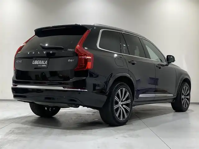ボルボ ボルボ ＸＣ９０ アルティメットB6 AWD 熊本県 2023(令5)年 1.3万km オニキスブラックP ・スマートキー/・プッシュスタート/・パノラマサンルーフ/・Pilot Assist/・レーンキープエイド/・前車発進通知/・ロードサインフォメーション/・衝突回避/・パークアシスト/・ブラインドスポットモニター/・ドライバーアラート/・クロストラフィックアラート/・レーンアシスト/・オートハイビーム/・クルーズコントロール(追従式)/・グレー革シート/・前席パワーシート/・前席エアシート /・４席シートヒーター /・純正メモリナビ/　【Bluetooth・USB・AppleCarPlay・AndroidAuto】/・harman/kardonサウンドシステム/・全方位カメラ/・ETC/・ワイヤレス充電/・パワーバックドア/・LEDヘッドランプ/・LEDフォグランプ/・純正マット/・保証書/取説