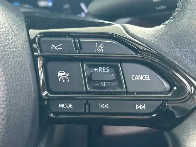 トヨタ ヤリスクロス ハイブリッド Z 佐賀県 2020(令2)年 7.1万km ブラックマイカ 純正ナビ/Bluetooth/USB/T-connect/クルーズコントロール/レーンアシスト/横滑り防止/盗難防止装置/衝突被害軽減システム/オートライト/オートマチックハイビーム/コーナーセンサー/バックカメラ/パワーシート/シートヒーター/ETC/スペアキー1本/取扱説明書/保証書