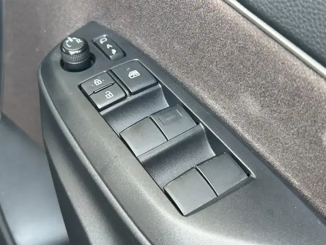 トヨタ ヤリスクロス ハイブリッド Z 佐賀県 2020(令2)年 7.1万km ブラックマイカ 純正ナビ/Bluetooth/USB/T-connect/クルーズコントロール/レーンアシスト/横滑り防止/盗難防止装置/衝突被害軽減システム/オートライト/オートマチックハイビーム/コーナーセンサー/バックカメラ/パワーシート/シートヒーター/ETC/スペアキー1本/取扱説明書/保証書