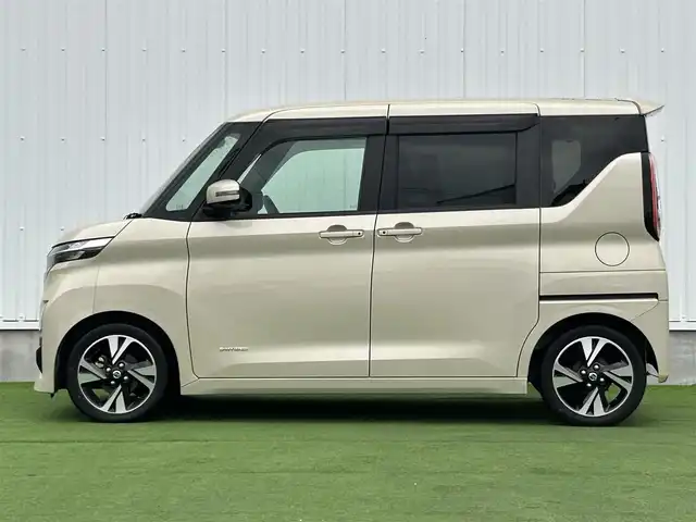 日産 ルークス ハイウェイスター Gターボ 香川県 2021(令3)年 1.4万km フローズンバニラパール 純正9インチメモリーナビ/→AM/FM/CD/DVD/Bluetooth/フルセグTV/アラウンドビューモニター/レザー調シートカバー/片側パワースライドドア/LEDヘッドライト/アイドリングストップ/衝突軽減ブレーキ/ETC/ドライブレコーダー/コーナーセンサー/革巻きステアリング/ステアリングスイッチ/サンシェード/純正15インチアルミホイール/純正フロアマット/プッシュスタート/スマートキー/サーキュレーター