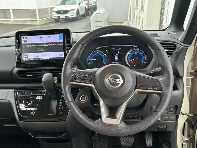 日産 ルークス ハイウェイスター Gターボ 香川県 2021(令3)年 1.4万km フローズンバニラパール 純正9インチメモリーナビ/→AM/FM/CD/DVD/Bluetooth/フルセグTV/アラウンドビューモニター/レザー調シートカバー/片側パワースライドドア/LEDヘッドライト/アイドリングストップ/衝突軽減ブレーキ/ETC/ドライブレコーダー/コーナーセンサー/革巻きステアリング/ステアリングスイッチ/サンシェード/純正15インチアルミホイール/純正フロアマット/プッシュスタート/スマートキー/サーキュレーター