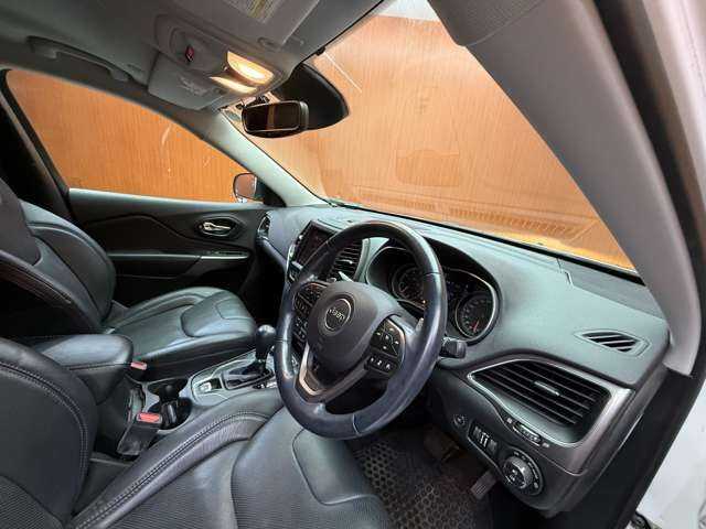 クライスラー・ジープ ジープ チェロキー ロンジチュード 千葉県 2020(令2)年 3.2万km ブライトホワイトクリアコート ACC　/純正ナビ　/バックカメラ　/BSM　/黒革　/シートヒーター　/パワーシート　/LEDヘッドライト　/オートライト　/ドライブレコーダー　/ETC　/フルセグTV　/Bluetooth　/ヒーテッドドアミラー　/純正17インチAW