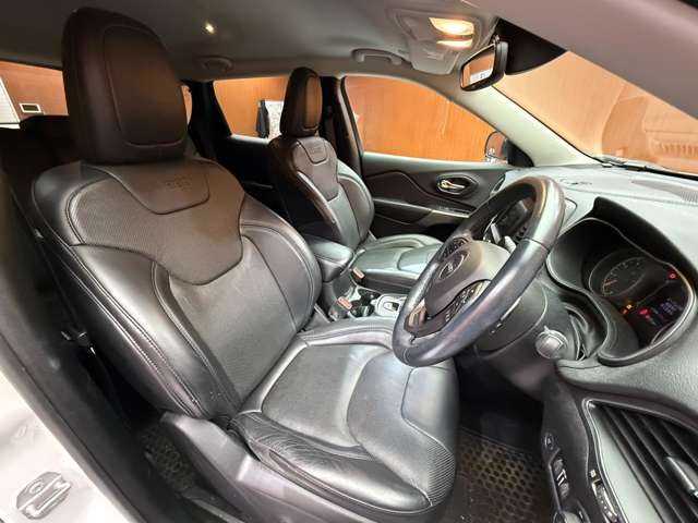 クライスラー・ジープ ジープ チェロキー ロンジチュード 千葉県 2020(令2)年 3.2万km ブライトホワイトクリアコート ACC　/純正ナビ　/バックカメラ　/BSM　/黒革　/シートヒーター　/パワーシート　/LEDヘッドライト　/オートライト　/ドライブレコーダー　/ETC　/フルセグTV　/Bluetooth　/ヒーテッドドアミラー　/純正17インチAW