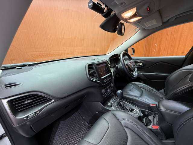 クライスラー・ジープ ジープ チェロキー ロンジチュード 千葉県 2020(令2)年 3.2万km ブライトホワイトクリアコート ACC　/純正ナビ　/バックカメラ　/BSM　/黒革　/シートヒーター　/パワーシート　/LEDヘッドライト　/オートライト　/ドライブレコーダー　/ETC　/フルセグTV　/Bluetooth　/ヒーテッドドアミラー　/純正17インチAW