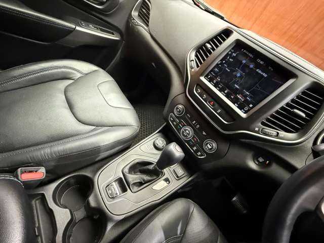 クライスラー・ジープ ジープ チェロキー ロンジチュード 千葉県 2020(令2)年 3.2万km ブライトホワイトクリアコート ACC　/純正ナビ　/バックカメラ　/BSM　/黒革　/シートヒーター　/パワーシート　/LEDヘッドライト　/オートライト　/ドライブレコーダー　/ETC　/フルセグTV　/Bluetooth　/ヒーテッドドアミラー　/純正17インチAW