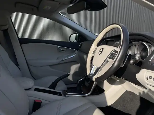 ボルボ Ｖ４０ D4 インスクリプション 長野県 2017(平29)年 4.3万km 青 レザーシート /純正ナビ /Pシート（D席/N席） /シートヒーター（D席/N席）/ACC /LKA /BSM /パドルシフト /プッシュスタート /ETC