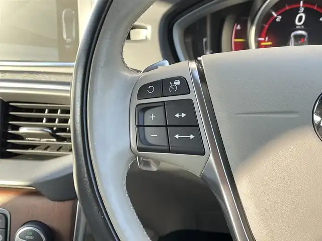 ボルボ Ｖ４０ D4 インスクリプション 長野県 2017(平29)年 4.3万km 青 レザーシート /純正ナビ /Pシート（D席/N席） /シートヒーター（D席/N席）/ACC /LKA /BSM /パドルシフト /プッシュスタート /ETC