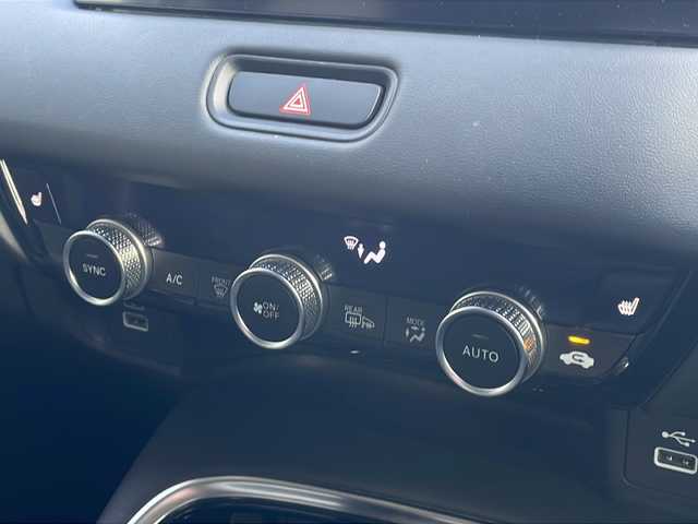 ホンダ ヴェゼル ハイブリッド 長野県 2023(令5)年 3.2万km プレミアムサンライトホワイトパール 純正メーカーナビフルセグＴＶ/バックカメラ/ＥＴＣ２．０/パワーバックドア/ハーフレザーシート/シートヒーター/ステアリングヒーター/純正１８インチアルミ/レーダークルーズコントロール/パーキングセンサー/保証書/スペアキー