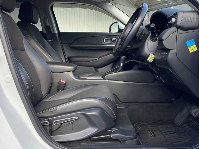 ホンダ ヴェゼル ハイブリッド 長野県 2023(令5)年 3.2万km プレミアムサンライトホワイトパール 純正メーカーナビフルセグＴＶ/バックカメラ/ＥＴＣ２．０/パワーバックドア/ハーフレザーシート/シートヒーター/ステアリングヒーター/純正１８インチアルミ/レーダークルーズコントロール/パーキングセンサー/保証書/スペアキー