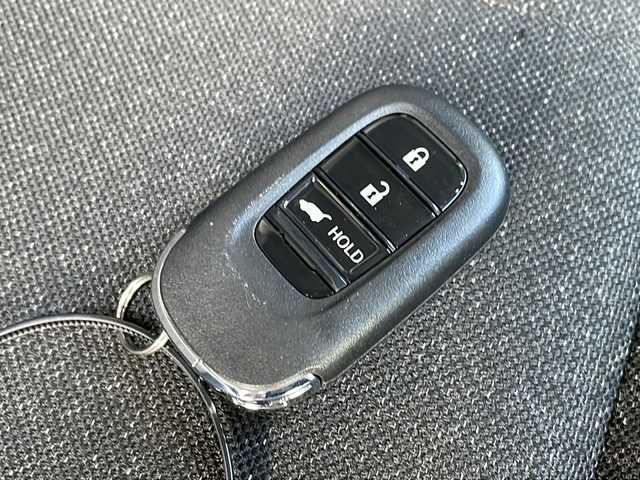 ホンダ ヴェゼル ハイブリッド 長野県 2023(令5)年 3.2万km プレミアムサンライトホワイトパール 純正メーカーナビフルセグＴＶ/バックカメラ/ＥＴＣ２．０/パワーバックドア/ハーフレザーシート/シートヒーター/ステアリングヒーター/純正１８インチアルミ/レーダークルーズコントロール/パーキングセンサー/保証書/スペアキー