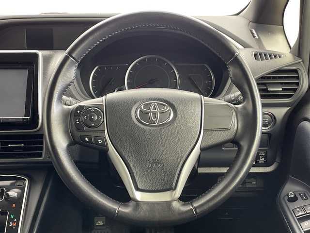 トヨタ ヴォクシー ZS 煌 新潟県 2015(平27)年 8.2万km ブラック 純正9インチディーラーOPナビ（NSZT-Y64T）/　・バックカメラ/　・フルセグTV/　・Bluetooth/　・DVD/SD/CD再生機能/ビルトインETC/両側パワースライドドア/オートライト/オートドアミラー/ウィンカーミラー/社外15インチアルミホイール/純正フロアマット/純正ドアバイザー/アイドリングストップ/プッシュスタート