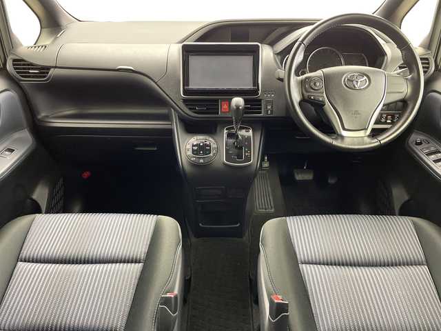 トヨタ ヴォクシー ZS 煌 新潟県 2015(平27)年 8.2万km ブラック 純正9インチディーラーOPナビ（NSZT-Y64T）/　・バックカメラ/　・フルセグTV/　・Bluetooth/　・DVD/SD/CD再生機能/ビルトインETC/両側パワースライドドア/オートライト/オートドアミラー/ウィンカーミラー/社外15インチアルミホイール/純正フロアマット/純正ドアバイザー/アイドリングストップ/プッシュスタート