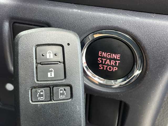 トヨタ ヴォクシー ZS 煌 新潟県 2015(平27)年 8.2万km ブラック 純正9インチディーラーOPナビ（NSZT-Y64T）/　・バックカメラ/　・フルセグTV/　・Bluetooth/　・DVD/SD/CD再生機能/ビルトインETC/両側パワースライドドア/オートライト/オートドアミラー/ウィンカーミラー/社外15インチアルミホイール/純正フロアマット/純正ドアバイザー/アイドリングストップ/プッシュスタート