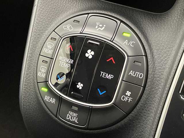 トヨタ ヴォクシー ZS 煌 新潟県 2015(平27)年 8.2万km ブラック 純正9インチディーラーOPナビ（NSZT-Y64T）/　・バックカメラ/　・フルセグTV/　・Bluetooth/　・DVD/SD/CD再生機能/ビルトインETC/両側パワースライドドア/オートライト/オートドアミラー/ウィンカーミラー/社外15インチアルミホイール/純正フロアマット/純正ドアバイザー/アイドリングストップ/プッシュスタート