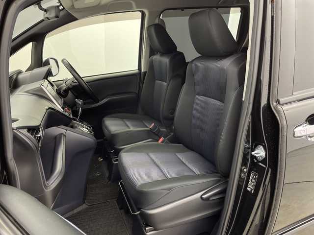 トヨタ ヴォクシー ZS 煌 新潟県 2015(平27)年 8.2万km ブラック 純正9インチディーラーOPナビ（NSZT-Y64T）/　・バックカメラ/　・フルセグTV/　・Bluetooth/　・DVD/SD/CD再生機能/ビルトインETC/両側パワースライドドア/オートライト/オートドアミラー/ウィンカーミラー/社外15インチアルミホイール/純正フロアマット/純正ドアバイザー/アイドリングストップ/プッシュスタート