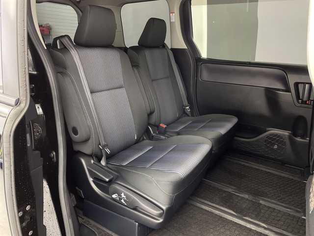 トヨタ ヴォクシー ZS 煌 新潟県 2015(平27)年 8.2万km ブラック 純正9インチディーラーOPナビ（NSZT-Y64T）/　・バックカメラ/　・フルセグTV/　・Bluetooth/　・DVD/SD/CD再生機能/ビルトインETC/両側パワースライドドア/オートライト/オートドアミラー/ウィンカーミラー/社外15インチアルミホイール/純正フロアマット/純正ドアバイザー/アイドリングストップ/プッシュスタート