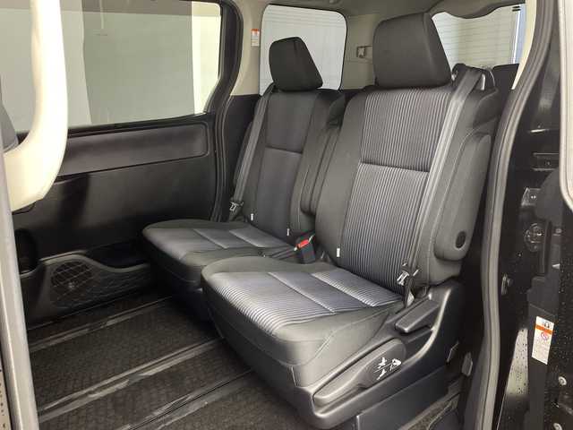 トヨタ ヴォクシー ZS 煌 新潟県 2015(平27)年 8.2万km ブラック 純正9インチディーラーOPナビ（NSZT-Y64T）/　・バックカメラ/　・フルセグTV/　・Bluetooth/　・DVD/SD/CD再生機能/ビルトインETC/両側パワースライドドア/オートライト/オートドアミラー/ウィンカーミラー/社外15インチアルミホイール/純正フロアマット/純正ドアバイザー/アイドリングストップ/プッシュスタート