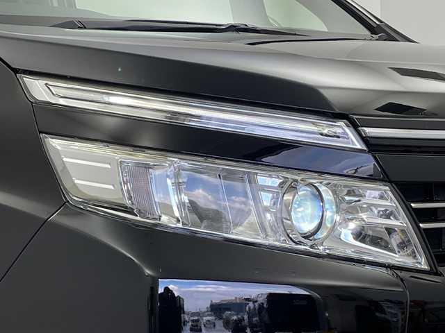 トヨタ ヴォクシー ZS 煌 新潟県 2015(平27)年 8.2万km ブラック 純正9インチディーラーOPナビ（NSZT-Y64T）/　・バックカメラ/　・フルセグTV/　・Bluetooth/　・DVD/SD/CD再生機能/ビルトインETC/両側パワースライドドア/オートライト/オートドアミラー/ウィンカーミラー/社外15インチアルミホイール/純正フロアマット/純正ドアバイザー/アイドリングストップ/プッシュスタート