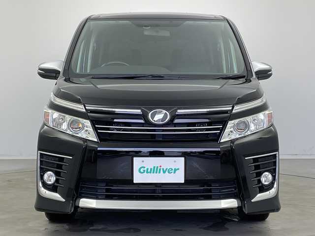 トヨタ ヴォクシー ZS 煌 新潟県 2015(平27)年 8.2万km ブラック 純正9インチディーラーOPナビ（NSZT-Y64T）/　・バックカメラ/　・フルセグTV/　・Bluetooth/　・DVD/SD/CD再生機能/ビルトインETC/両側パワースライドドア/オートライト/オートドアミラー/ウィンカーミラー/社外15インチアルミホイール/純正フロアマット/純正ドアバイザー/アイドリングストップ/プッシュスタート