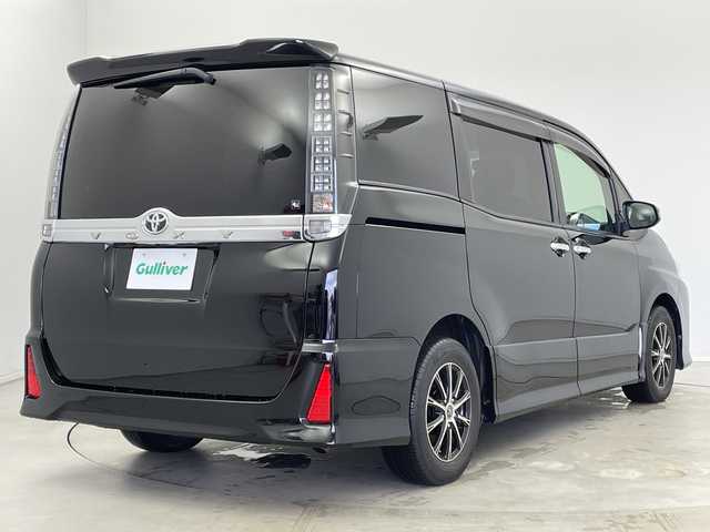 トヨタ ヴォクシー ZS 煌 新潟県 2015(平27)年 8.2万km ブラック 純正9インチディーラーOPナビ（NSZT-Y64T）/　・バックカメラ/　・フルセグTV/　・Bluetooth/　・DVD/SD/CD再生機能/ビルトインETC/両側パワースライドドア/オートライト/オートドアミラー/ウィンカーミラー/社外15インチアルミホイール/純正フロアマット/純正ドアバイザー/アイドリングストップ/プッシュスタート