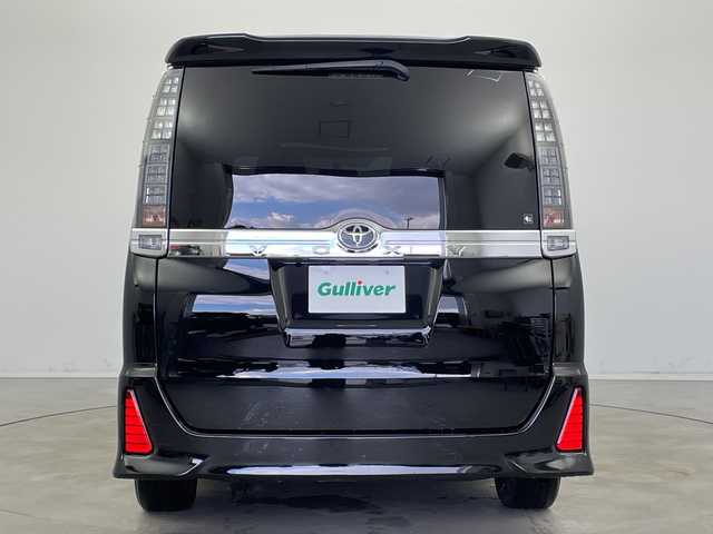 トヨタ ヴォクシー ZS 煌 新潟県 2015(平27)年 8.2万km ブラック 純正9インチディーラーOPナビ（NSZT-Y64T）/　・バックカメラ/　・フルセグTV/　・Bluetooth/　・DVD/SD/CD再生機能/ビルトインETC/両側パワースライドドア/オートライト/オートドアミラー/ウィンカーミラー/社外15インチアルミホイール/純正フロアマット/純正ドアバイザー/アイドリングストップ/プッシュスタート