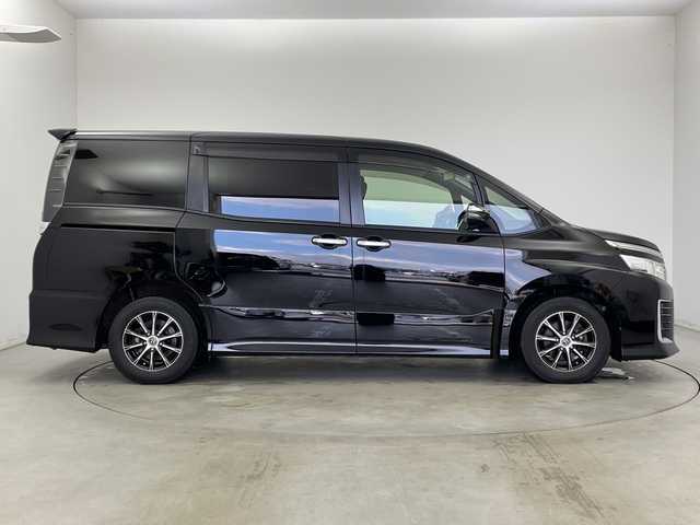 トヨタ ヴォクシー ZS 煌 新潟県 2015(平27)年 8.2万km ブラック 純正9インチディーラーOPナビ（NSZT-Y64T）/　・バックカメラ/　・フルセグTV/　・Bluetooth/　・DVD/SD/CD再生機能/ビルトインETC/両側パワースライドドア/オートライト/オートドアミラー/ウィンカーミラー/社外15インチアルミホイール/純正フロアマット/純正ドアバイザー/アイドリングストップ/プッシュスタート