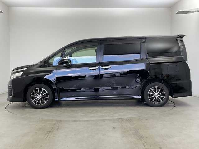 トヨタ ヴォクシー ZS 煌 新潟県 2015(平27)年 8.2万km ブラック 純正9インチディーラーOPナビ（NSZT-Y64T）/　・バックカメラ/　・フルセグTV/　・Bluetooth/　・DVD/SD/CD再生機能/ビルトインETC/両側パワースライドドア/オートライト/オートドアミラー/ウィンカーミラー/社外15インチアルミホイール/純正フロアマット/純正ドアバイザー/アイドリングストップ/プッシュスタート