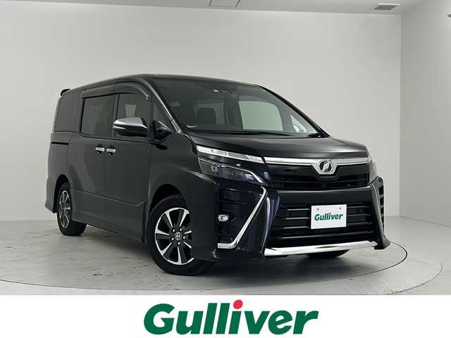 トヨタ ヴォクシー ZS 煌Ⅱ 大阪府 2020(令2)年 4.7万km ブラック 純正９インチナビ［NSZT-Y68T］/・BT/TV/SD/AM/FM/純正フリップダウンモニター/TOYOTA Safety Sense/・プリクラッシュセーフティ/・レーンディパーチャーアラート/・オートマチックハイビーム/・インテリジェントクリアランスソナー/後席サンシェード/フロントUSB充電×2/両側パワースライドドア/ビルトインETC2.0/LEDヘッドライト/フォグライプ/純正16インチアルミホイール/前後コーナーセンサー/バックカメラ/アイドリングストップ