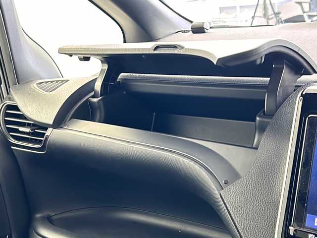 トヨタ ヴォクシー ZS 煌Ⅱ 大阪府 2020(令2)年 4.7万km ブラック 純正９インチナビ［NSZT-Y68T］/・BT/TV/SD/AM/FM/純正フリップダウンモニター/TOYOTA Safety Sense/・プリクラッシュセーフティ/・レーンディパーチャーアラート/・オートマチックハイビーム/・インテリジェントクリアランスソナー/後席サンシェード/フロントUSB充電×2/両側パワースライドドア/ビルトインETC2.0/LEDヘッドライト/フォグライプ/純正16インチアルミホイール/前後コーナーセンサー/バックカメラ/アイドリングストップ