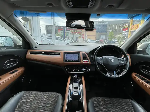 ホンダ ヴェゼル ハイブリッド Z 富山県 2015(平27)年 11.5万km ゴールドブラウンM (株)IDOMが運営する【じしゃロン富山店】の自社ローン専用車両になります。こちらは現金またはオートローンご利用時の価格です。自社ローンご希望の方は別途その旨お申し付け下さい/ブレーキホールド/電動パーキング/バックカメラ/クルーズコントロール/フルセグTV