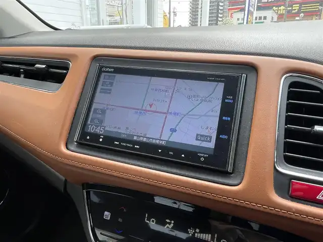 ホンダ ヴェゼル ハイブリッド Z 富山県 2015(平27)年 11.5万km ゴールドブラウンM (株)IDOMが運営する【じしゃロン富山店】の自社ローン専用車両になります。こちらは現金またはオートローンご利用時の価格です。自社ローンご希望の方は別途その旨お申し付け下さい/ブレーキホールド/電動パーキング/バックカメラ/クルーズコントロール/フルセグTV
