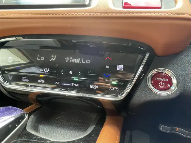 ホンダ ヴェゼル ハイブリッド Z 富山県 2015(平27)年 11.5万km ゴールドブラウンM (株)IDOMが運営する【じしゃロン富山店】の自社ローン専用車両になります。こちらは現金またはオートローンご利用時の価格です。自社ローンご希望の方は別途その旨お申し付け下さい/ブレーキホールド/電動パーキング/バックカメラ/クルーズコントロール/フルセグTV