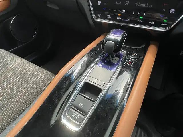 ホンダ ヴェゼル ハイブリッド Z 富山県 2015(平27)年 11.5万km ゴールドブラウンM (株)IDOMが運営する【じしゃロン富山店】の自社ローン専用車両になります。こちらは現金またはオートローンご利用時の価格です。自社ローンご希望の方は別途その旨お申し付け下さい/ブレーキホールド/電動パーキング/バックカメラ/クルーズコントロール/フルセグTV