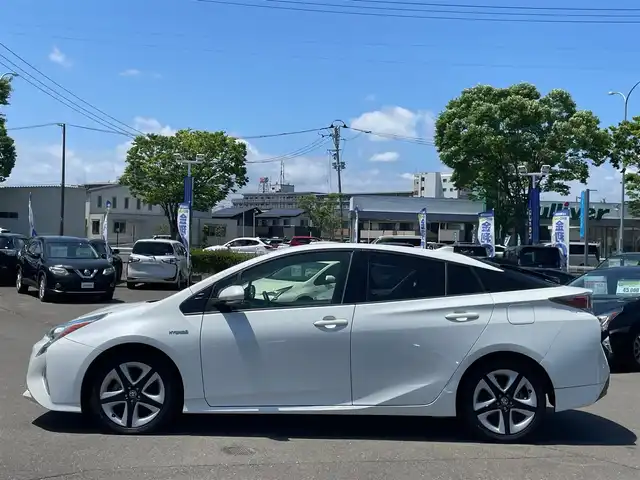 トヨタ プリウス S 宮城県 2016(平28)年 12.1万km ホワイトパールクリスタルシャイン (株)IDOMが運営する【じしゃロン仙台店】の自社ローン専用車両になりますこちらは現金またはオートローンご利用時の価格です。自社ローンご希望の方は別途その旨お申付け下さい/セーフティセンス/SDナビ/ワンセグ/Bluetooth/バックカメラ/ETC/クルコン/オートハイビーム/LEDヘッドライト