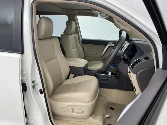 トヨタ ランドクルーザー プラド TX Lパッケージ 新潟県 2023(令5)年 1.1万km ホワイトパールクリスタルシャイン 4WD/寒冷地仕様/サンルーフ/7人乗り/純正メモリナビ【NSCN-W68】/　ワンセグTV/Bluetooth/CD/レーダークルーズコントロール/衝突被害軽減ブレーキ/レーンキープアシスト/前後コーナーセンサー/レザーシート/前席パワーシート/前席シートヒーター/前席エアシート/バックモニター/ビルトインETC/オートマチックハイビーム/LEDヘッドライト/横滑り防止装置/オートライト/レザーステアリング/ステアリングスイッチ/禁煙車