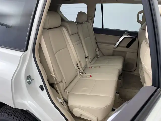 トヨタ ランドクルーザー プラド TX Lパッケージ 新潟県 2023(令5)年 1.1万km ホワイトパールクリスタルシャイン 4WD/寒冷地仕様/サンルーフ/7人乗り/純正メモリナビ【NSCN-W68】/　ワンセグTV/Bluetooth/CD/レーダークルーズコントロール/衝突被害軽減ブレーキ/レーンキープアシスト/前後コーナーセンサー/レザーシート/前席パワーシート/前席シートヒーター/前席エアシート/バックモニター/ビルトインETC/オートマチックハイビーム/LEDヘッドライト/横滑り防止装置/オートライト/レザーステアリング/ステアリングスイッチ/禁煙車