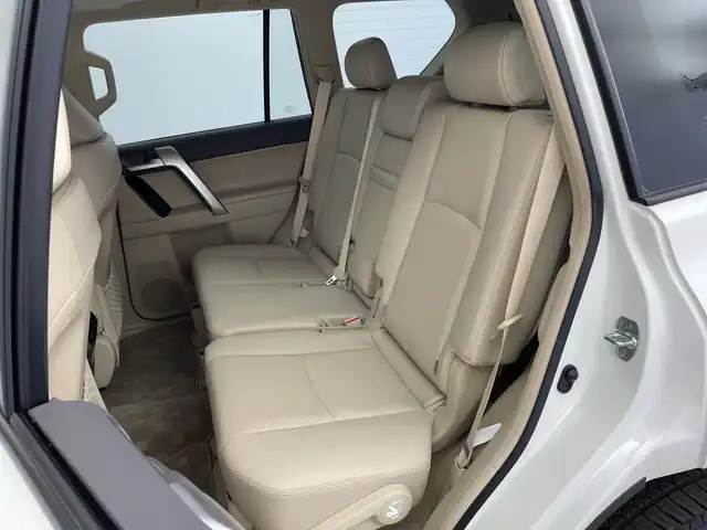 トヨタ ランドクルーザー プラド TX Lパッケージ 新潟県 2023(令5)年 1.1万km ホワイトパールクリスタルシャイン 4WD/寒冷地仕様/サンルーフ/7人乗り/純正メモリナビ【NSCN-W68】/　ワンセグTV/Bluetooth/CD/レーダークルーズコントロール/衝突被害軽減ブレーキ/レーンキープアシスト/前後コーナーセンサー/レザーシート/前席パワーシート/前席シートヒーター/前席エアシート/バックモニター/ビルトインETC/オートマチックハイビーム/LEDヘッドライト/横滑り防止装置/オートライト/レザーステアリング/ステアリングスイッチ/禁煙車