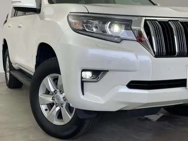 トヨタ ランドクルーザー プラド TX Lパッケージ 新潟県 2023(令5)年 1.1万km ホワイトパールクリスタルシャイン 4WD/寒冷地仕様/サンルーフ/7人乗り/純正メモリナビ【NSCN-W68】/　ワンセグTV/Bluetooth/CD/レーダークルーズコントロール/衝突被害軽減ブレーキ/レーンキープアシスト/前後コーナーセンサー/レザーシート/前席パワーシート/前席シートヒーター/前席エアシート/バックモニター/ビルトインETC/オートマチックハイビーム/LEDヘッドライト/横滑り防止装置/オートライト/レザーステアリング/ステアリングスイッチ/禁煙車