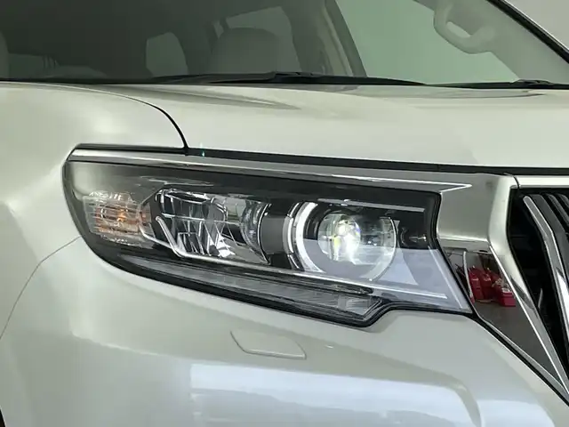トヨタ ランドクルーザー プラド TX Lパッケージ 新潟県 2023(令5)年 1.1万km ホワイトパールクリスタルシャイン 4WD/寒冷地仕様/サンルーフ/7人乗り/純正メモリナビ【NSCN-W68】/　ワンセグTV/Bluetooth/CD/レーダークルーズコントロール/衝突被害軽減ブレーキ/レーンキープアシスト/前後コーナーセンサー/レザーシート/前席パワーシート/前席シートヒーター/前席エアシート/バックモニター/ビルトインETC/オートマチックハイビーム/LEDヘッドライト/横滑り防止装置/オートライト/レザーステアリング/ステアリングスイッチ/禁煙車