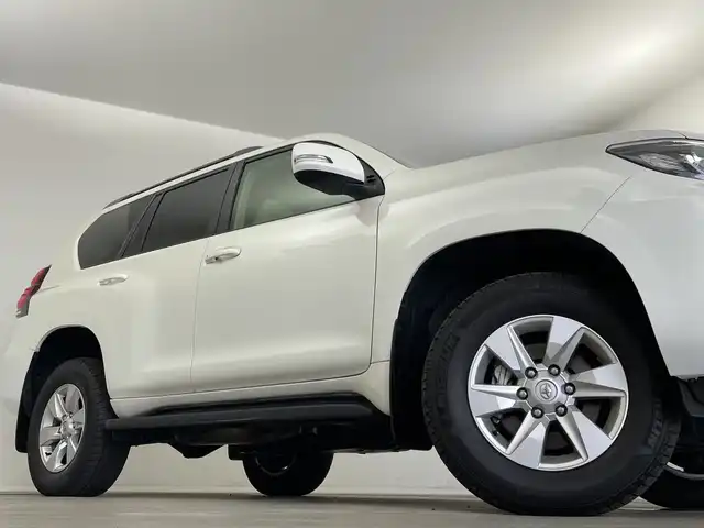 トヨタ ランドクルーザー プラド TX Lパッケージ 新潟県 2023(令5)年 1.1万km ホワイトパールクリスタルシャイン 4WD/寒冷地仕様/サンルーフ/7人乗り/純正メモリナビ【NSCN-W68】/　ワンセグTV/Bluetooth/CD/レーダークルーズコントロール/衝突被害軽減ブレーキ/レーンキープアシスト/前後コーナーセンサー/レザーシート/前席パワーシート/前席シートヒーター/前席エアシート/バックモニター/ビルトインETC/オートマチックハイビーム/LEDヘッドライト/横滑り防止装置/オートライト/レザーステアリング/ステアリングスイッチ/禁煙車